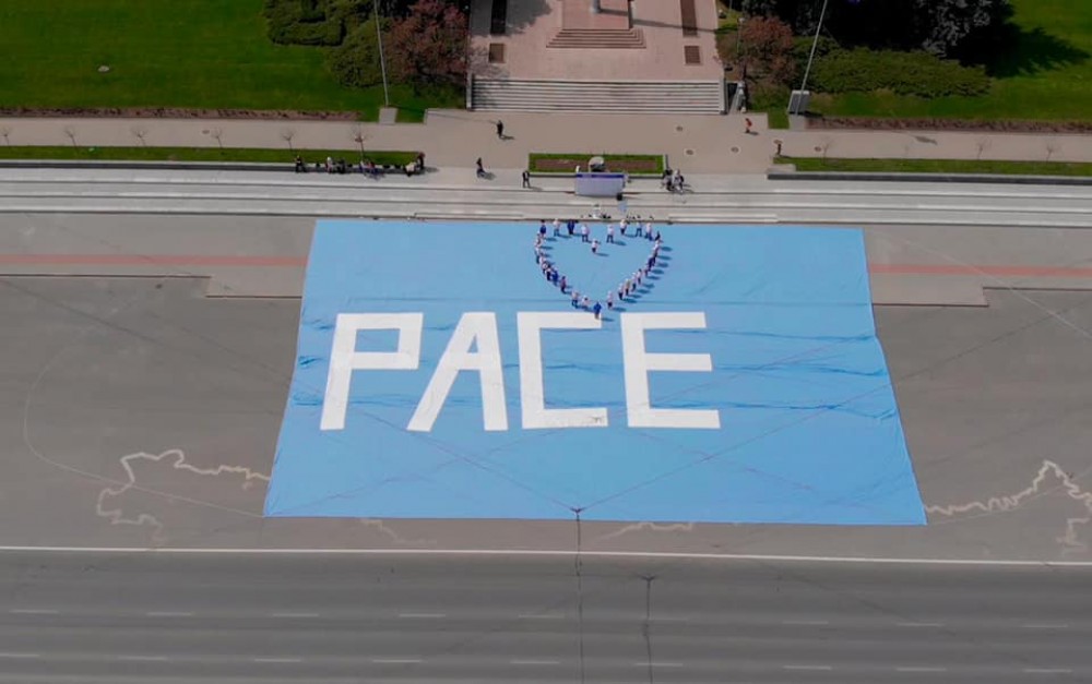 FOTO/VIDEO: Masca PACE în Cartea Recordurilor Guinness. Cavcaliuc și echipa sa au realizat cea mai mare mască de protecție din lume